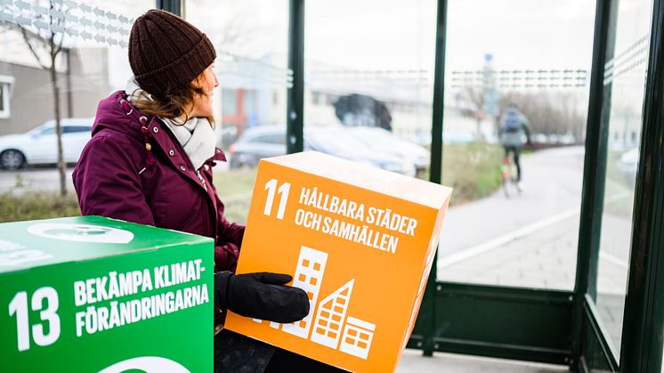 Globalt möter lokalt i en busskur i Lund