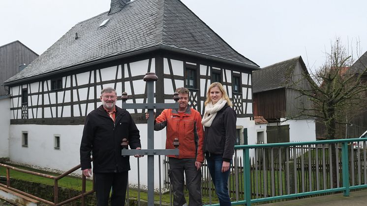 Bürgermeister Josef Schmidkonz, Harald Eichner, Baubegleiter vom Bayernwerk und Katja Lindner, Netzbauleiterin am Bayernwerk-Netzcenter Weiden, mit einem der letzten Dachständer in Mähring.