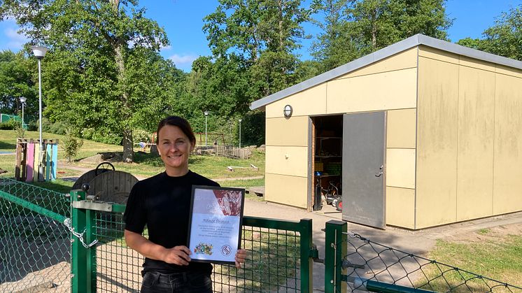 Sara Borggren tar emot diplom för Röinge förskolas arbete i projektet Resurssmart förskola.