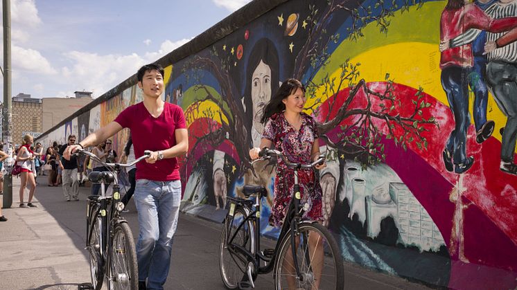 Lidt af Berlin-muren står stadig, som her East Side Gallery, der i sig selv er et turistmål. 