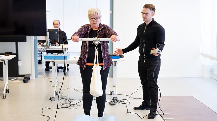 Diana Segerstedt är en av deltagarna i studien som görs av Jimmy Falk, forskare i fysioterapi vid Luleå tekniska universitet. Ulrik Röijezon, professor i fysioterapi sitter vid datorn.