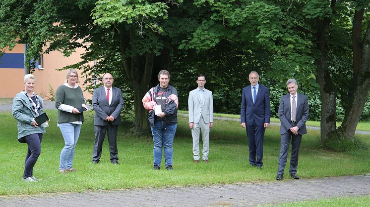 Bei der symbolischen Spendenübergabe freuen sich (von links): Ute Sieber, Kirsten Happel (Hephata Diakonie), Andreas Matz (Stadtsparkasse), Klaus Astheimer, Michael Tietze (Hephata Diakonie), Wilhelm Bechtel und Stephan Krummeich (Stadtsparkasse).