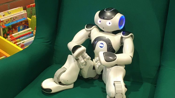 Ein Roboter, der zuhört. Im Projekt „Roboter hört mit“ will die Stadtbücherei Frankfurt/Main die Lesekompetenz von Kindern fördern. Die TH Wildau unterstützt bei der Umsetzung. (Bild: Stadtbücherei Frankfurt/Main)