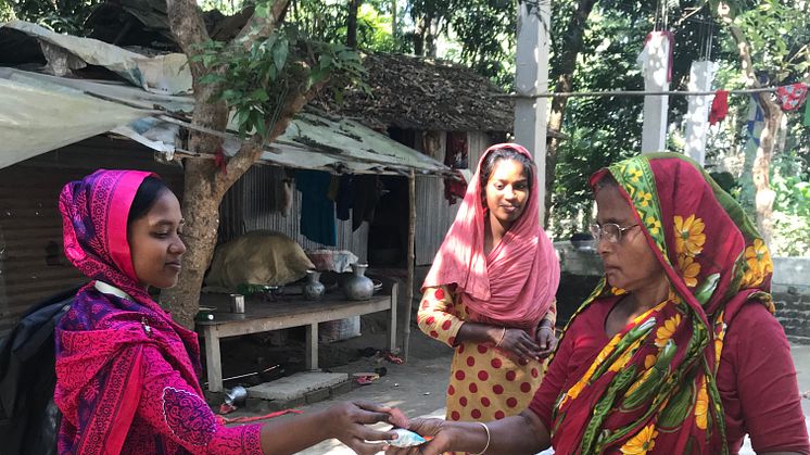 Ausgestattet mit einem Fahrrad, einem Tablet und Dano Daily Pushti Beuteln in ihren Körben schafft es ein wachsendes Team von Frauen, Menschen in den ländlichen Gebieten des Landes zu erreichen, indem sie von Dorf zu Dorf radeln.