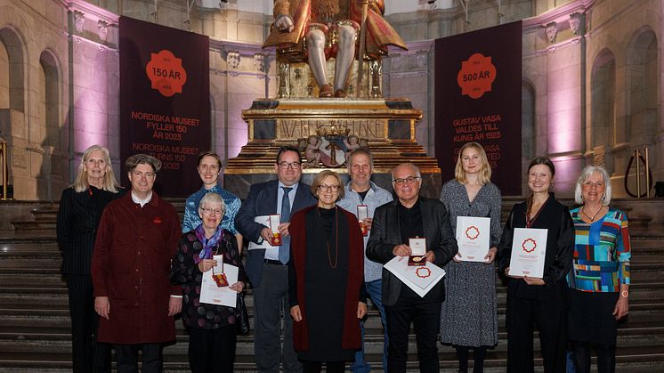 Från vänster Ulla-Karin Warberg, Fredrik Svanberg, Sofia Breimo, Carl Johan Ivarssons mor Margareta Ivarsson, Henrik Olsson, Sanne Houby-Nielsen, Stefan Östberg, Leif Magnusson, Ebba Vikdahl, Emma Reimfelt och Åsa Rehnberg. Foto: Jezzica Sunmo.