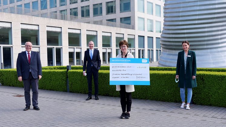 Scheckübergabe Rest-Cent-Spende bei der Barmenia Krankenversicherung AG, v.l.: Rainer Kramm (Barmenia), Dr. Andreas Eurich (Barmenia), Susanne Bossy (Christliche Hospiz-Stiftung Wuppertal), Jennifer Thielen (Christliche Hospiz-Stiftung Wuppertal)