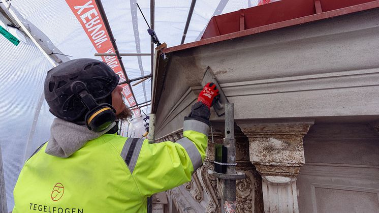 Arbetet med att återskapa fasadens ursprungliga utseende har satt hantverkarna på prov. Foto Joachim Johansson