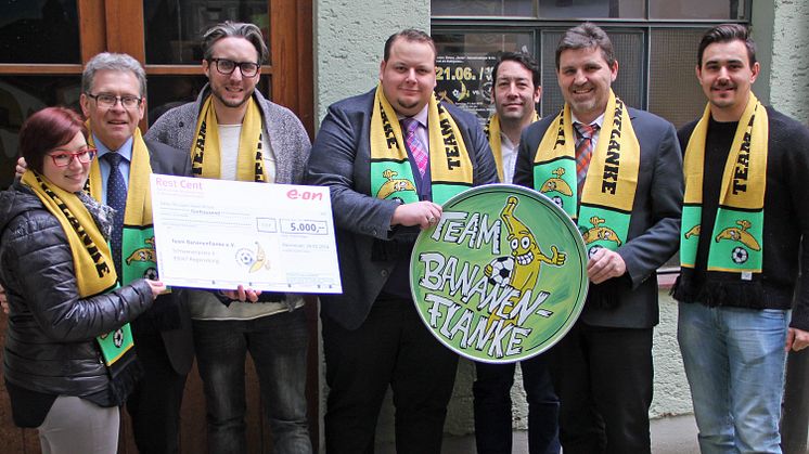 RestCent-Spende für den Regensburger Verein Team Bananenflanke