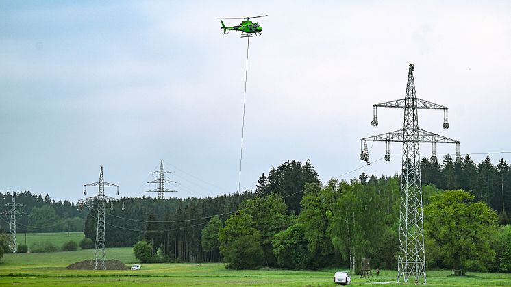 Die LEW Verteilnetz GmbH (LVN), der Betreiber des regionalen Stromnetzes, hat am Dienstag mithilfe eines Helikopters neue Leiterseile an der 110-kV-Leitung Honsolgen-Landsberg südlich von Landsberg eingezogen. (Hochformat-Foto im Download unten)