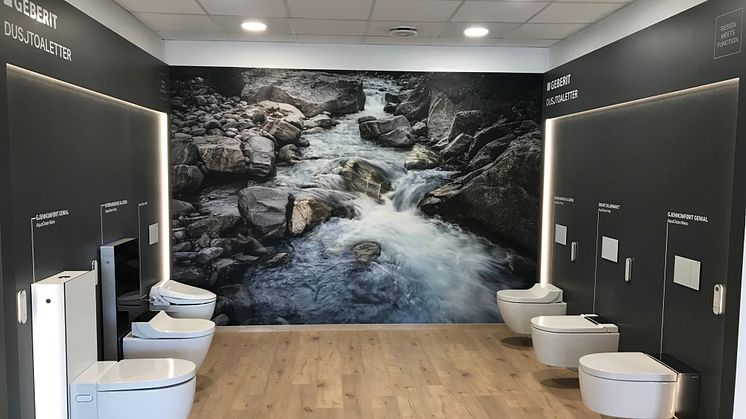 SHOWROOM: Alle de ulike dusjtoalettene fra Geberit kan ses i det nye showroomet på Lørenskog.