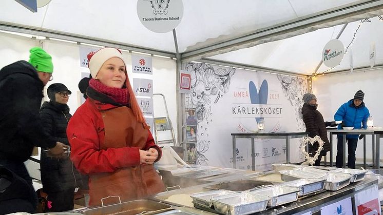 Kärleksköket på Rådhustorget bemannades av över 300 medarbetare fördelade på personal, idrottsaktiva och elever från ThorenGruppens olika verksamheter. Tillsammans med Umeåborna samlade Kärleksköket in över 121 000 kronor till Musikhjälpen.