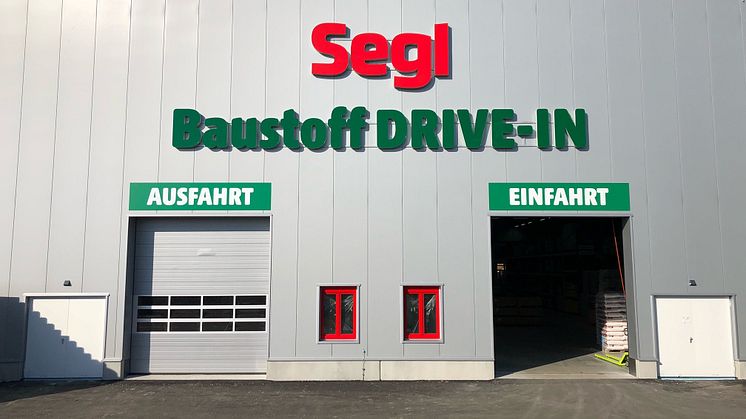 ﻿  Im Baustoff Drive-In können Kunden des hagebaumarkts Segl mit ihrem Auto selbst an die Regale fahren und die gewünschte Ware einladen