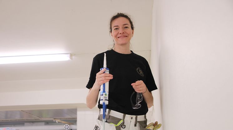 Mariia Smirnova trivs med utbildningen som innehåller mycket praktiska studier. . Nu är det dags att tillämpa det hon lärt sig när hon håller på med renoveringen av Utbildning Nords förrådslokal.