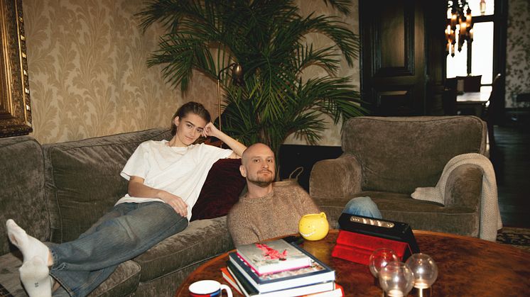 JULIA LOV OCH KID ERIKSSON ERKÄNNER, "OKEJ DET GÖR ONT" I NYA SINGELN