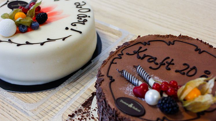 Feirer 20-årsjubileum med gi-bort-kake