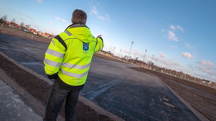 Tony Bohman, projektledare, blickar ut över området. 