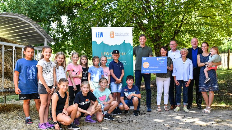 Mit ihrem Engagement für Nachhaltigkeit belegte die Bgm. Wagner-Grundschule Dollnstein beim Wettbewerb „Zukunfstheld:innen“ der LEW-Bildungsinitiative 3malE den 3. Platz. (Genaue Bildbeschreibung siehe Download unten)