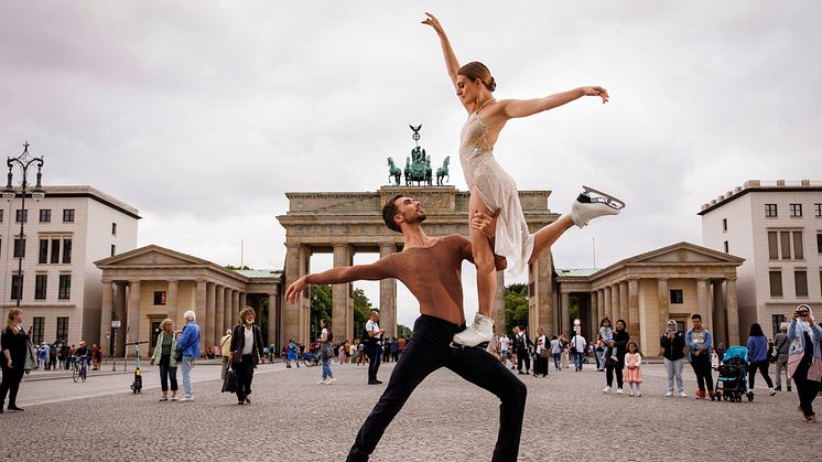  Olympiasieger 2022 im Eistanz Gabriella Papadakis und Guillaume Cizeron erstmals zu Besuch in Berlin, um sich auf ihre neue Herausforderung vorzubereiten: ihre Gastrolle bei der HOLIDAY ON ICE Tour 2022/2023 A NEW DAY. 