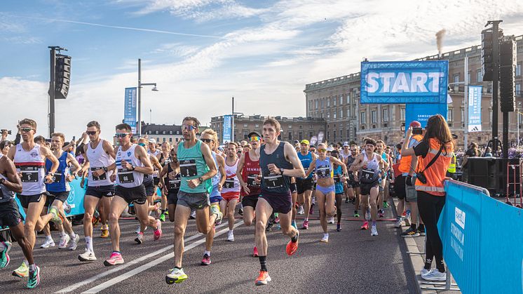 Bild från starten på Ramboll Stockholm Halvmarathon 2023. 