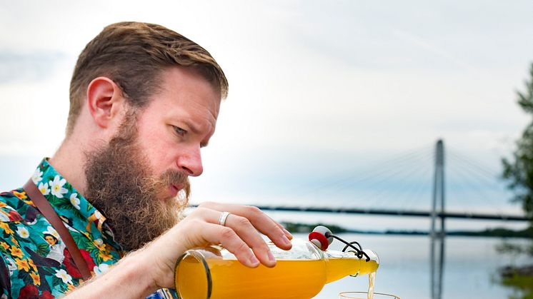 Emil Åreng häller upp en av sina "mocktails" där basen utgörs av kranvatten. Foto: Peter Hållsten.