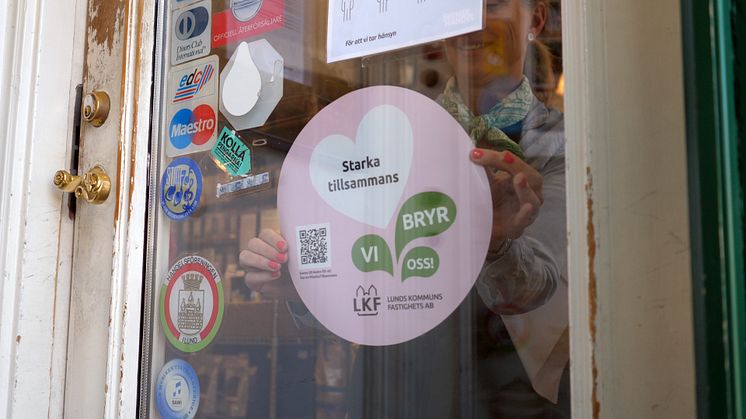 Tehuset Java, en av LKF:s lokalhyresgäster, sätter upp sitt StarkaTillsammans-emblem. Foto: Michael Svensson, LKF.