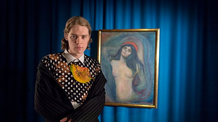 Artist Cezinando foran verket Madonna av Edvard Munch. Foto: Per Sveinung Larsen