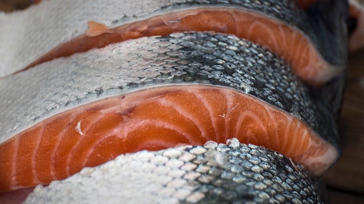 Schon eine Hauptmahlzeit mit Lachs pro Woche reicht aus, um den wöchentlichen Bedarf an Omega-3-Fettsäuren zu decken.