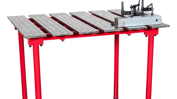 PELA svetsbord från Verktygsboden har ett enkelt hålsystem för att lättare spänna fast svetsobjektet. 