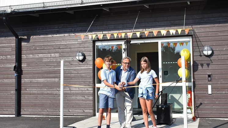 Niklas Wikström, ordförande i barn- och ungdomsnämnden klippte tillsammans med två av skolans elever bandet och förklarade nya Kvarnbergsskolan invigd. 