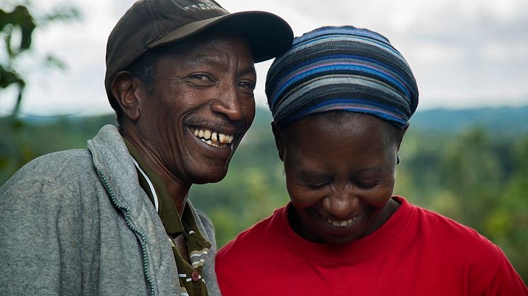 Peter Larsen Kaffe og Fairtrade lancerer en VR brille, hvor forbrugeren får mulighed for at opleve hverdagen på en kenyansk kaffefarm hos Samuel og Ester.