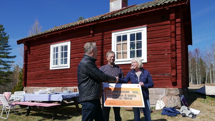 Granbergs fäbodlag tar emot 50.000 kronor till renovering av Kronstugan