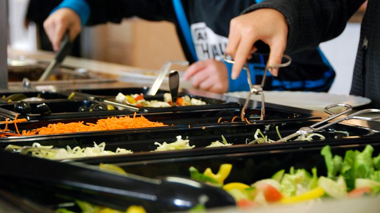 Vårdnadshavare med barn i kommunens skolor är inbjudna att prova på skolmaten vecka 15