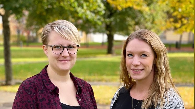 De blivande barnmorskorna Frida Moqvist och Emelie Sörensen har i sitt examensarbete vid Högskolan i Skövde undersökt hur restriktionerna i vården till följd av pandemin påverkat blivande pappor.