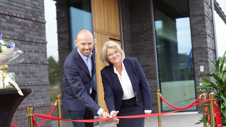 Joakim Garvfé, Next Step Group och Christina Hall, Fujirebio Diagnostics, klipper bandet till den toppmoderna laboratoriebyggnaden för framtidens immunodiagnostik i GoCo Health Innovation City. 