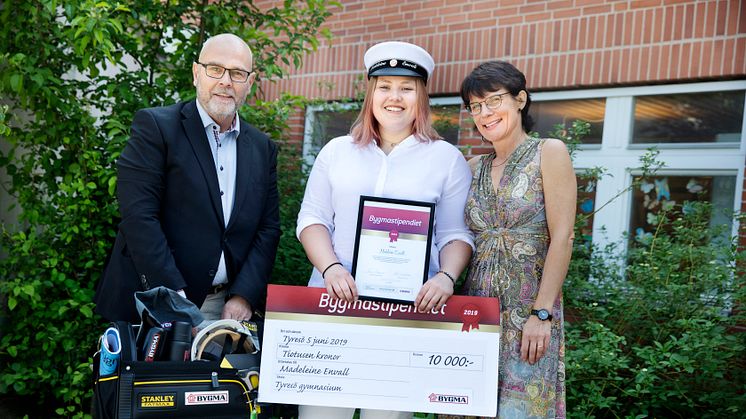 På bilden: Klas Widman (platschef Bygma Tyresö), Madeleine Envall och Lena Beskow (rektor Tyresö gymnasium). Foto: Nicklas Thegerström