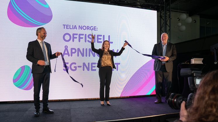 Ordfører i Lillestrøm kommune Jørgen Vik, distrikts- og digitaliseringsminister Linda Hofstad Helleland og adm. dir. i Telia Norge Stein-Erik Vellan åpner Telias 5G-nett i Norge. Foto: Børge Solem