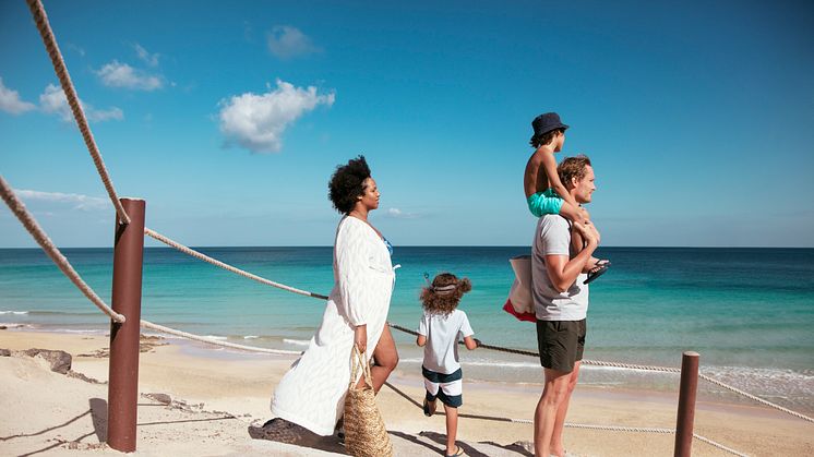 tui-for-you-fuerteventura-family-walk-beach.jpg