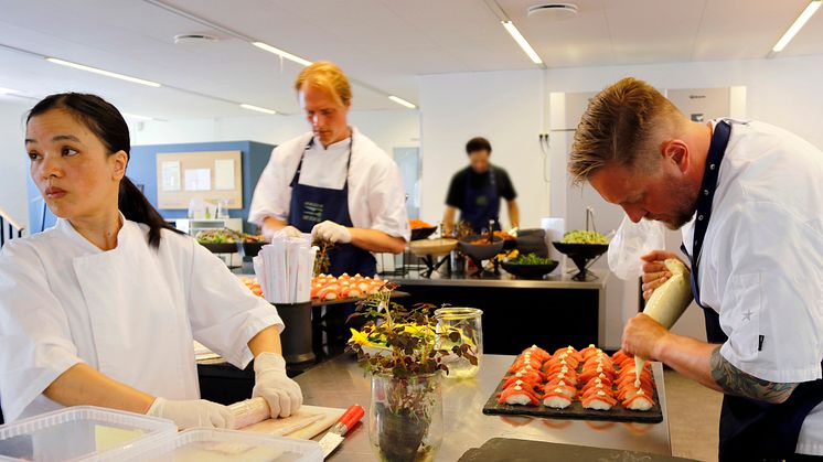 15 minutter før gæsterne ankommer til frokost i kantinen hos KOMBIT, er der travlhed ved buffeten. Foto: Jannik Preisler. 