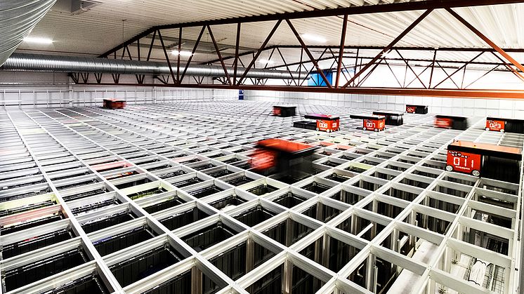Blåkläders AutoStore får nu tio nya robotkollegor. 