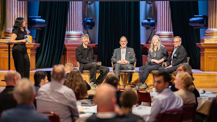 Tobias Ahlin Bjerrome, Per Samuelsson (Elsäkerhetsverket), Sandra Sjöåker (Läkemedelsverket) och Ulf Hammarström (Swedac) i en paneldebatt där marknadskontroll i en digital framtid diskuteras på Marknadskontrolldagen på Nalen. Foto: Magnus Glans