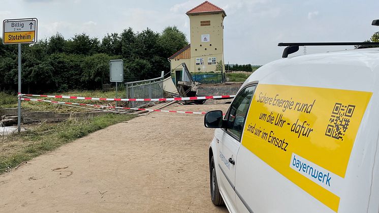 Inzwischen ist die Stromversorgung im Überschwemmungsgebiet fast vollständig wiederhergestellt. Einsatzkräfte des Bayernwerks haben bei der Wiederversorgung geholfen.