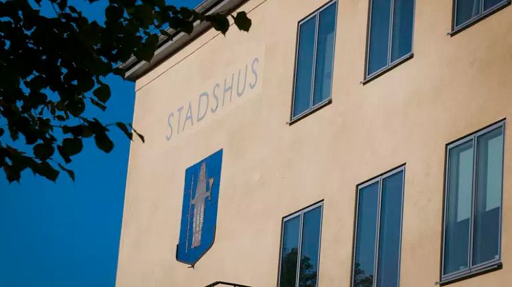 Bild av del av stadshuset i Kungsbacka med stadsvapnet, Gertrud. 