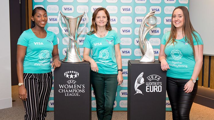 Charlotte Hogg (w środku), Chief Executive Officer, Europe, Visa ogłasza w Londynie, że Visa została głównym sponsorem rozgrywek UEFA w kobiecej piłce nożnej.
