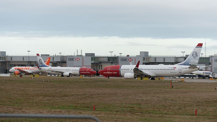 Two 737-800 at Gatwick