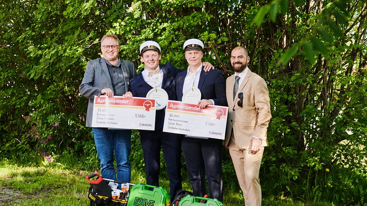 Bygmastipendiaterna vid Strömbackaskolan i Piteå, Simon Sundén och Oscar Petit, tillsammans med Bygmas platschef Peter Wikström och rektor Jonas Wallin.