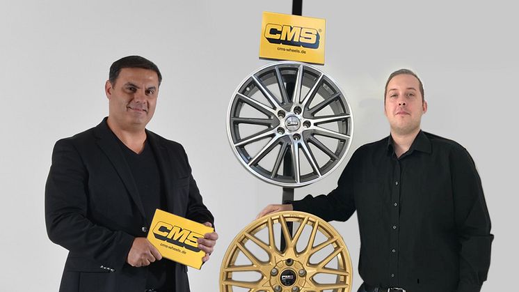 Till vänster ses ABS Wheels VD Andie Lahdo, till höger Henrik Olsson från CMS Automotive Trading GmbH