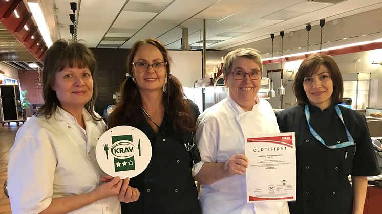 Glada medarbetare i Blekingesjukhusets kök och restaurang i Karlskrona. Från vänster: Camilla Olsson, Florina Kristensson, Monica Pettersson och Midina Blbulyan. Foto: Region Blekinge.