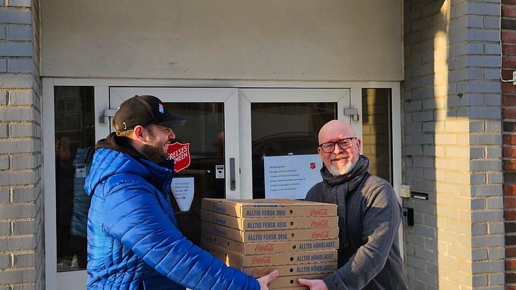 Jon Kaastad tar imot en stabel pizzaer hos Frelsesarmeen på Rodeløkka.