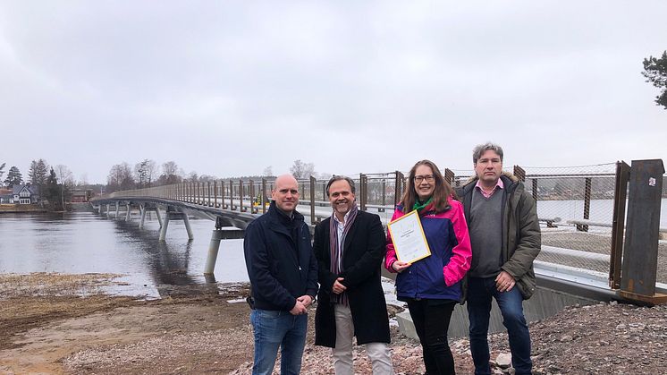 Färjestadsbron får ett hedersomnämnande. På bilden från vänster: Anders Tallgren (S), ordförande, Niklas Wikström (L), 1:e vice ordförande, Carola Bolmstedt (C), 2:e andre vice ordförande och Henrik Sjöberg, stadsarkitekt