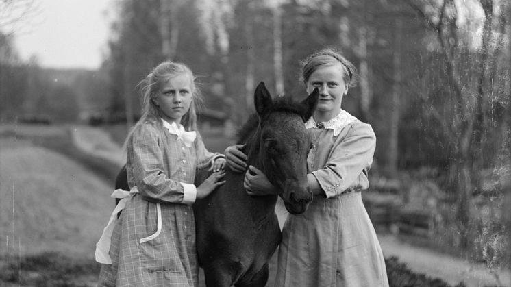 Nanny och Elsa Lindkvist från Mora kvarn i Dunker med hästföl under 1910-talet. Foto: Emil Bengtsson. Sörmlands museums arkiv